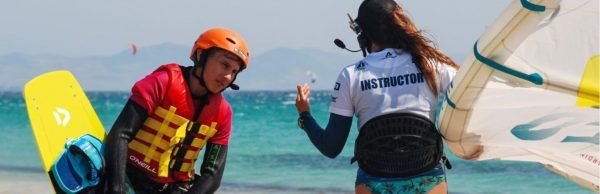 Clase de kitesurf en el KIDS Chicken Loop Camp. Campamento de verano